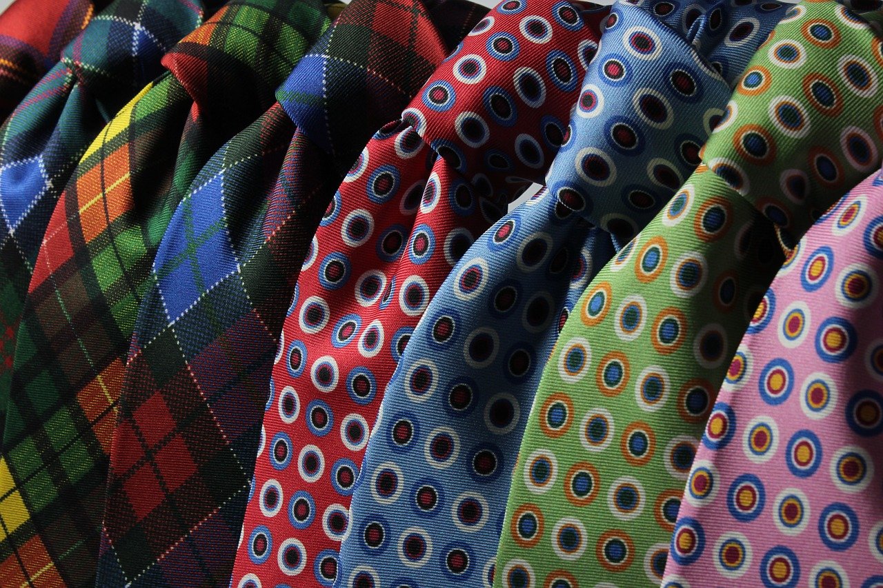 Cravate homme : l'accessoire tendance pour un Noël chic