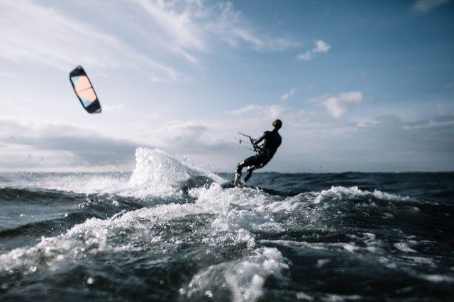 Surfer sur cette vague des sports de glisse